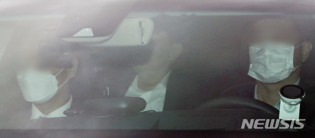 [서울=뉴시스]김병문 기자 = 윤석열 검찰총장이 지난 4일 오전 서울 서초구 대검찰청으로 출근하고 있다. 2020.08.04. dadazon@newsis.com