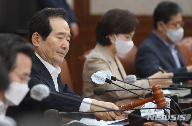 [서울=뉴시스]김명원 기자 = 정세균 국무총리가 4일 서울 종로구 정부서울청사에서 열린 국무회의에 참석해 의사봉을 두드리고 있다. 2020.08.04. kmx1105@newsis.com