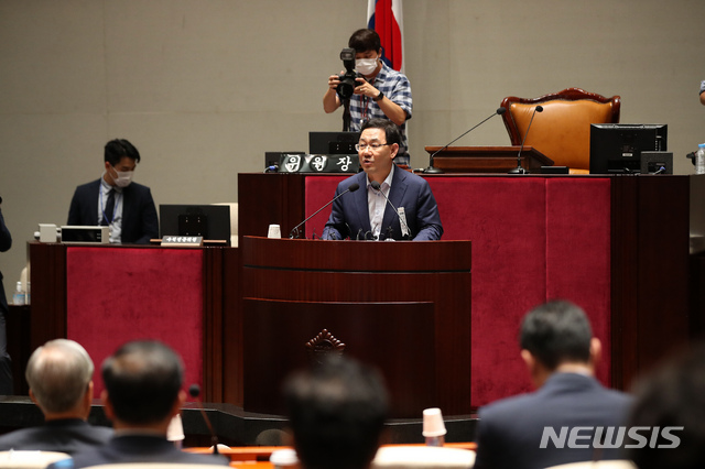 [서울=뉴시스]김선웅 기자 = 주호영 미래통합당 원내대표가 4일 오전 서울 여의도 국회에서 열린 통합당 의원총회에서 발언하고 있다. 2020.08.04. mangusta@newsis.com