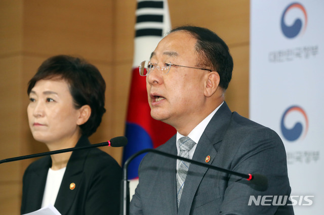 [서울=뉴시스]배훈식 기자 = 홍남기 경제부총리 겸 기획재정부 장관과 김현미 국토교통부 장관. 2020.08.04. dahora83@newsis.com