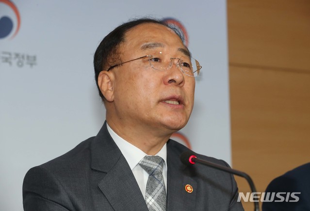 [서울=뉴시스]배훈식 기자 = 홍남기 경제부총리 겸 기획재정부 장관이 4일 오전 서울 종로구 정부서울청사 브리핑실에서 '주택공급확대 TF 회의 결과'를 발표하고 있다. 2020.08.04. dahora83@newsis.com