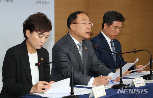[서울=뉴시스]배훈식 기자 = 홍남기 경제부총리 겸 기획재정부 장관이 4일 오전 서울 종로구 정부서울청사 브리핑실에서 '주택공급확대 TF 회의 결과'를 발표하고 있다. 왼쪽부터 김현미 국토교통부 장관, 홍남기 부총리, 서정협 서울시장 권한대행. 2020.08.04.&nbsp; dahora83@newsis.com