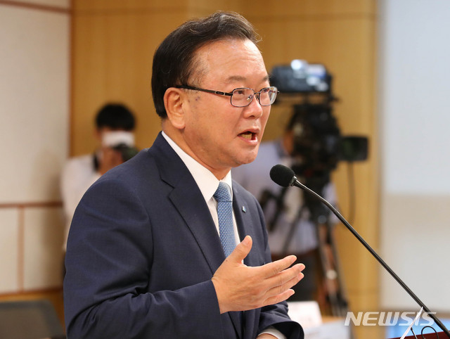 [서울=뉴시스] 장세영 기자 = 더불어민주당 당대표 선거에 출마한 김부겸 전 의원이 4일 서울 여의도 국회 의원회관에서 열린 산업안전보건청 설립 입법공청회에 참석해 인사말을 하고 있다. 2020.08.04. photothink@newsis.com