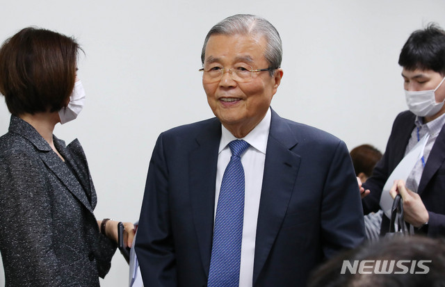 [서울=뉴시스] 장세영 기자 = 김종인 미래통합당 비상대책위원장이 4일 서울 여의도 국회 의원회관에서 열린 '위력에 의한 성범죄 근절'을 위한 긴급 간담회에서 인사말을 끝내고 간담회장을 나서고 있다. 2020.08.04. photothink@newsis.com