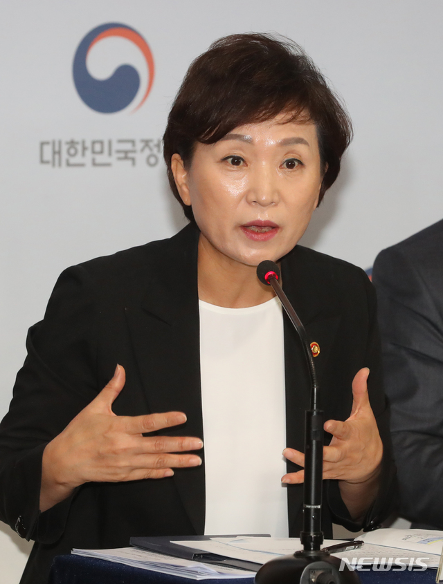 [서울=뉴시스]배훈식 기자 = 김현미 국토교통부 장관이 4일 오전 서울 종로구 정부서울청사 브리핑실에서 오는 2025년까지 공공임대주택 250만호까지 확대 등의 내용을 담은 서울권역 등 수도권 주택공급 확대방안을 발표한 뒤 취재진의 질문에 답하고 있다. 2020.08.04.&nbsp; dahora83@newsis.com