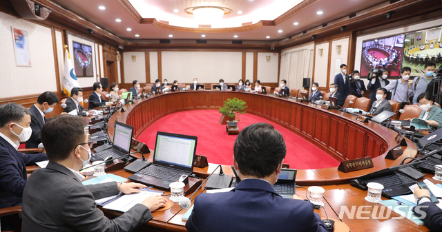 [서울=뉴시스]김명원 기자 = 정세균 국무총리가 4일 서울 종로구 정부서울청사에서 열린 국무회의에 참석해 발언하고 있다. 2020.08.04. kmx1105@newsis.com