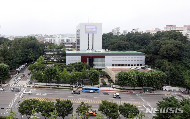 [서울=뉴시스]김병문 기자 = 홍남기 경제부총리 겸 기획재정부 장관이 4일 오전 '주택공급확대 TF 회의 결과' 발표에서 "향후 서울권역을 중심으로 총 26만호+α 수준의 대규모 주택공급이 집중 추진된다"고 밝혔다. 사진은 신규 공공택지 개발 대상인 서울 서초구 서울지방조달청 부지의 모습. 2020.08.04. dadazon@newsis.com