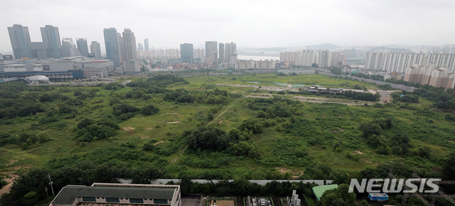 [서울=뉴시스] 이영환 기자 = 4일 정부가 발표한 '서울권역 등 수도권 주택공급 확대방안'에 따르면 용산정비창 등 복합개발이 예정된 사업부지에 대해 용적률을 상향한다는 내용이 포함됐다. 이로인해 당초 8000호 공급 예정이던 용산정비창 부지엔 2000호가 추가 공급된다. 사진은 4일 오후 서울 용산정비창의 모습. 2020.08.04.&nbsp; 20hwan@newsis.com