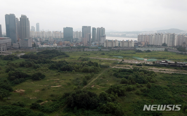 [서울=뉴시스] 이영환 기자 = 4일 정부가 발표한 '서울권역 등 수도권 주택공급 확대방안'에 따르면 용산정비창 등 복합개발이 예정된 사업부지에 대해 용적률을 상향한다는 내용이 포함됐다. 이로인해 당초 8000호 공급 예정이던 용산정비창 부지엔 2000호가 추가 공급된다. 사진은 4일 오후 서울 용산정비창의 모습. 2020.08.04.  20hwan@newsis.com