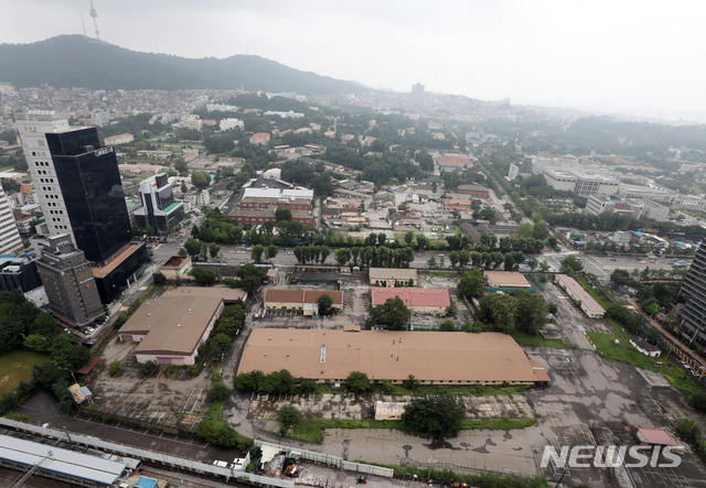 [서울=뉴시스] 박미소 기자 = 정부가 집값 안정화를 위해 서울과 수도권에 총 13만 2000호의 주택을 추가 공급한다고 발표한 4일 오후 공급 부지로 선정된 서울 용산구 용산 캠프킴이 보이고 있다. 2020.08.04.&nbsp; misocamera@newsis.com