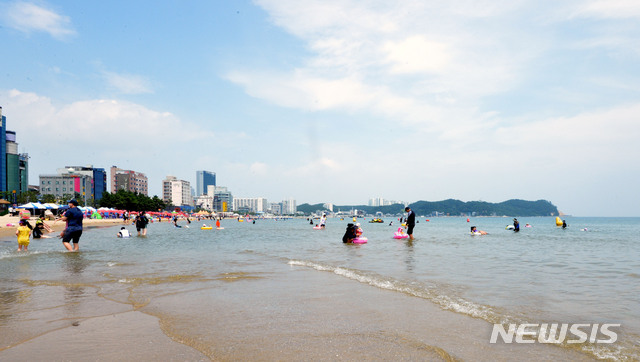 [포항=뉴시스] 이무열 기자 = 대구·경북지역의 낮 최고기온이 33도를 웃도는 무더운 날씨를 보인 4일 오후 경북 포항 영일대해수욕장을 찾은 피서객들이 물놀이를 즐기고 있다. 2020.08.04.lmy@newsis.com