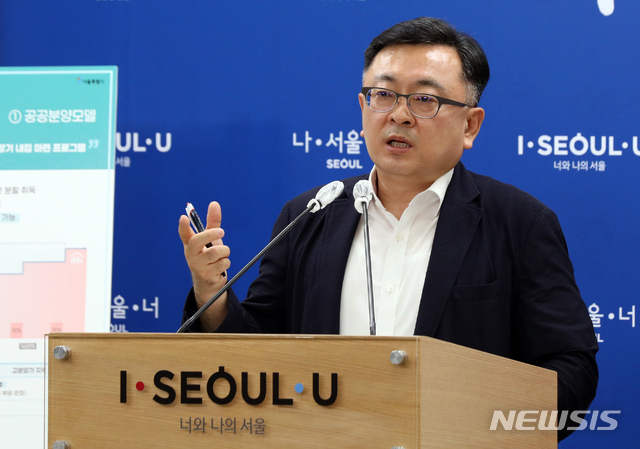 [서울=뉴시스] 이윤청 기자 = 김성보 서울시 주택건축본부장이 4일 서울시청 브리핑룸에서 서울 주택공급 확대방안 관련 브리핑을 하고 있다. 2020.08.04.&nbsp; radiohead@newsis.com