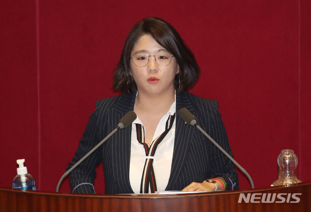 [서울=뉴시스] 김진아 기자 = 용혜인 기본소득당 원내대표가 4일 서울 여의도 국회에서 열린 본회의에서 부동산 후속 법안에 대한 토론을 하고 있다. 2020.08.04. bluesoda@newsis.com
