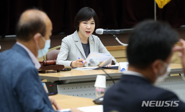 [세종=뉴시스]강종민 기자 = 전현희 국민권익위원장이 4일 오후 정부세종컨벤션센터에서 열린 강원도 양구군 해안면 민통선 내 무주지 및 국유지 매각 관련 현장조정회의에서 발언하고 있다. 2020.08.04. ppkjm@newsis.com