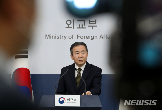 [서울=뉴시스]김명원 기자 = 김인철 외교부 대변인이 4일 서울 종로구 외교부에서 현안 관련 정례브리핑을 하고 있다. 2020.08.04.&nbsp; kmx1105@newsis.com
