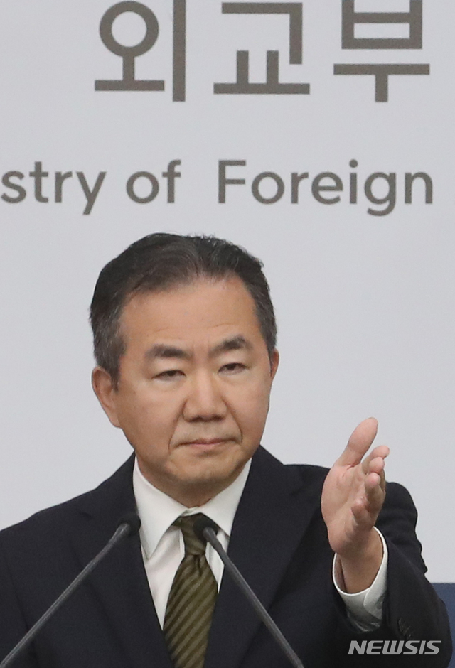 [서울=뉴시스]김명원 기자 = 김인철 외교부 대변인이 4일 서울 종로구 외교부에서 현안 관련 정례브리핑에서 기자들의 질문을 받고 있다. 2020.08.04.&nbsp; kmx1105@newsis.com