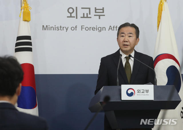 [서울=뉴시스]김명원 기자 = 김인철 외교부 대변인이 4일 서울 종로구 외교부에서 현안 관련 정례브리핑을 하고 있다. 2020.08.04. kmx1105@newsis.com