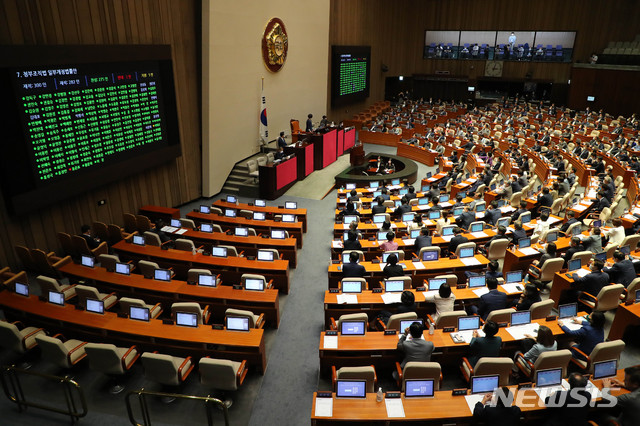 [서울=뉴시스] 장세영 기자 = 정부조직법 일부개정법률안이 4일 서울 여의도 국회에서 열린 본회의에서 가결되고 있다. 2020.08.04. photothink@newsis.com