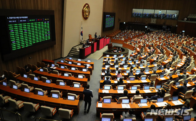 [서울=뉴시스] 장세영 기자 = 종합부동산세법 일부개정법률안이 4일 서울 여의도 국회에서 열린 본회의에서 가결되고 있다. 2020.08.04.&nbsp; photothink@newsis.com