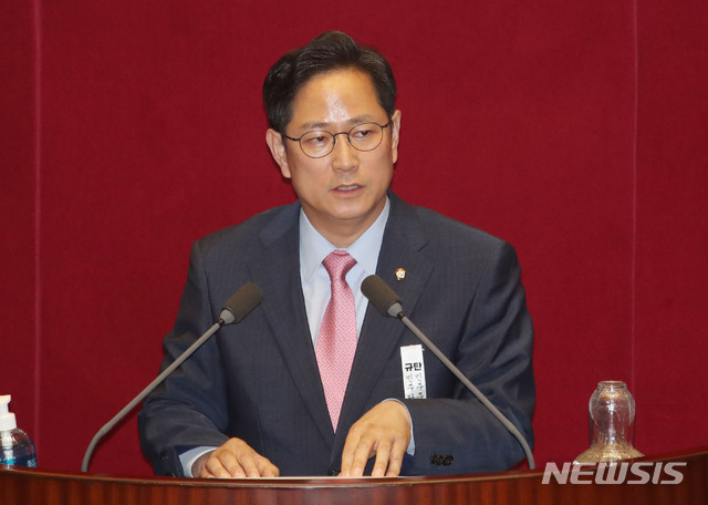 [서울=뉴시스] 김진아 기자 = 박수영 미래통합당 의원이 4일 서울 여의도 국회에서 열린 본회의에서 부동산 후속 법안에 대한 반대 토론을 하고 있다. 2020.08.04.&nbsp; bluesoda@newsis.com