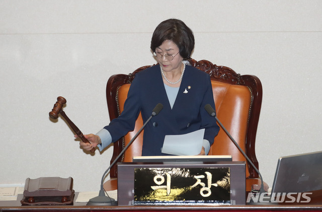 [서울=뉴시스] 김진아 기자 = 김상희 국회부의장이 4일 서울 여의도 국회에서 열린 본회의에서 국민체육진흥법 일부개정법률안을 통과시키고 있다. 2020.08.04.  bluesoda@newsis.com