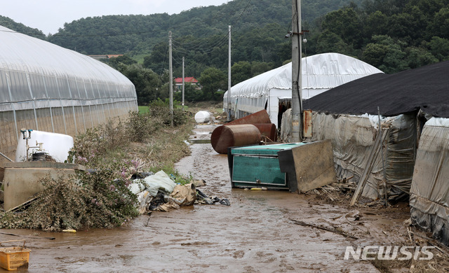 [천안=뉴시스] 고범준 기자 = 지난밤 충남지역에 폭우가 내린 가운데 4일 오후 충남 천안시 수신면의 비닐하우스 농가 앞에 집기들이 널부러져 있다. 2020.08.04. bjko@newsis.com