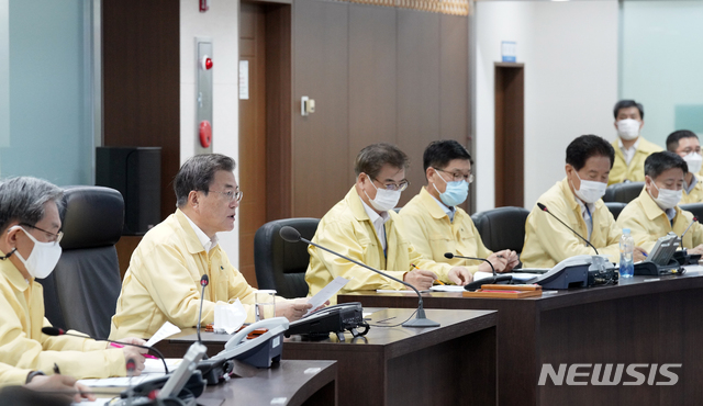 [서울=뉴시스]문재인 대통령이 4일 오후 청와대 위기관리센터에서 집중호우 대처 긴급상황점검회의를 주재하고 있다.(사진=청와대 제공) 2020.08.04. photo@newsis.com