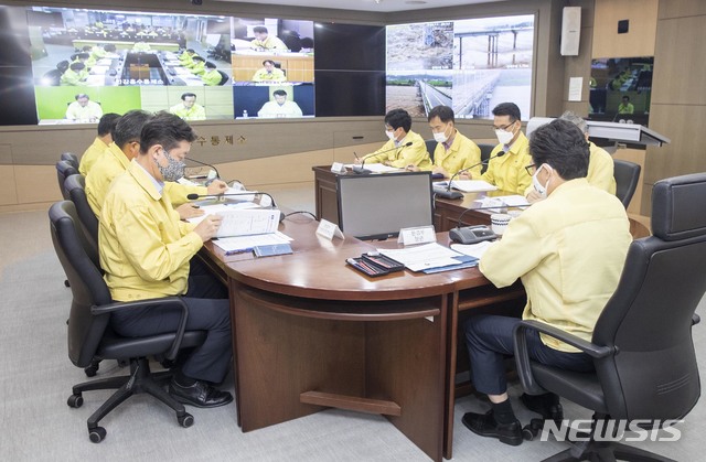 [서울=뉴시스]조명래 환경부 장관이 4일 서울 서초구 한강홍수통제소에서 홍수대응 및 피해복구를 위한 점검회의를 하고 있다. (사진=환경부 제공) 2020.08.04. photo@newsis.com