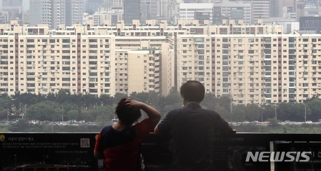 [서울=뉴시스]김병문 기자 = 4일 정부가 발표한 ‘서울권역 등 수도권 주택공급 확대방안’에 따르면 앞으로 공공기관이 참여하는 재건축 사업장은 용적률이 최대 500%·50층이 허용된다. 사진은 이날 오후 서울 강남구 압구정 현대아파트의 모습. 2020.08.04.&nbsp; dadazon@newsis.com 