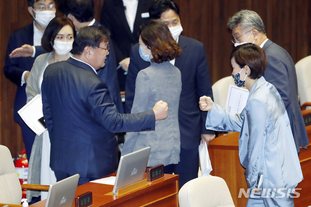 [서울=뉴시스] 최동준 기자 = 김태년 더불어민주당 원내대표가 4일 서울 여의도 국회에서 공수처 후속 법안, 부동산 관련 세법 개정안 등에 대한 본회의를 마친 후 임오경 의원 등 동료의원들과 인사하고 있다. 2020.08.04. photocdj@newsis.com