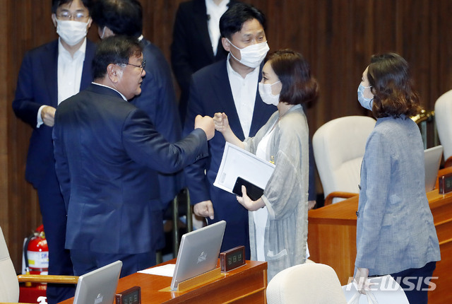 [서울=뉴시스] 최동준 기자 = 김태년 더불어민주당 원내대표가 4일 서울 여의도 국회에서 공수처 후속 법안, 부동산 관련 세법 개정안 등에 대한 본회의를 마친 후 유정주 의원 등 동료의원들과 주먹인사하고 있다. 2020.08.04. photocdj@newsis.com