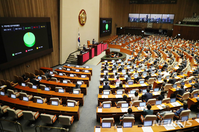 [서울=뉴시스] 장세영 기자 = 지방세법 일부개정법률안이 4일 서울 여의도 국회에서 열린 본회의에서 가결되고 있다. 2020.08.04. photothink@newsis.com