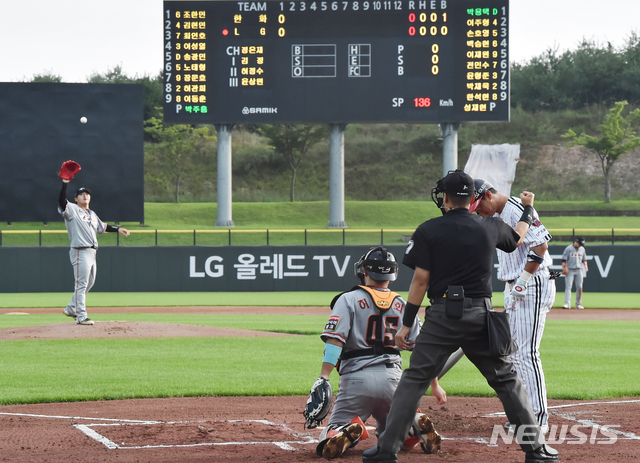 [이천=뉴시스] 김종택기자 = 자동 볼·스트라이크 판정 시스템(로봇심판)이 시범 운영에 들어간 4일 오후 경기도 이천 챔피언스파크에서 열린 한화 이글스-LG 트윈스 퓨처스리그 경기에서 심판이 이어폰을 끼고 볼 판정을 하고 있다. 2020.08.04. semail3778@naver.com