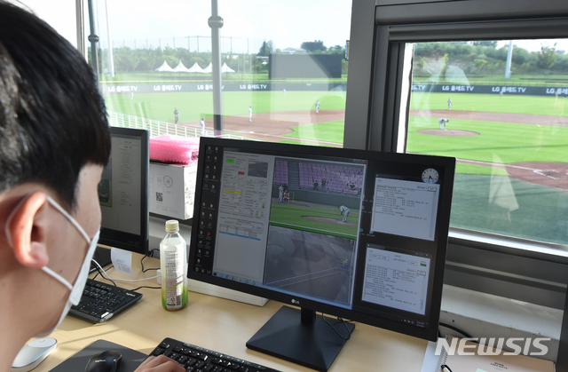 [이천=뉴시스] 김종택기자 = 자동 볼·스트라이크 판정 시스템(로봇심판)이 시범 운영에 들어간 4일 오후 경기도 이천 챔피언스파크에서 열린 한화 이글스-LG 트윈스 퓨처스리그 경기에서 운영요원이 투구 궤적을 모니터링 하고 있다. 2020.08.04.semail3778@naver.com