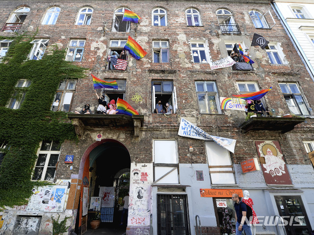 [바르샤바=AP/뉴시스]2020년 7월30일 폴란드 수도 바르샤바에서 성소수자(LGBT) 인권 지지자들이 한 건물을 점거, 안제이 두다 폴란드 대통령에 반대하는 시위를 벌이고 있다. 유럽 의회는 유럽연합(EU) 27개 회원국 전체를 성소수자(LGBT) 국민들을 위한 "자유 구역"으로 선언하는 결의안을 압도적으로 채택했다고 11일(현지시간) 밝혔다. 2021.3.12.   