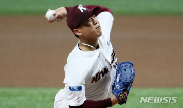 [서울=뉴시스]홍효식 기자 = 4일 오후 서울 구로구 고척스카이돔에서 열린 '2020 신한은행 SOL KBO리그' 키움 히어로즈 대 kt wiz의 경기, 1회 초 키움 이승호가 역투하고 있다. 2020.08.04. yesphoto@newsis.com