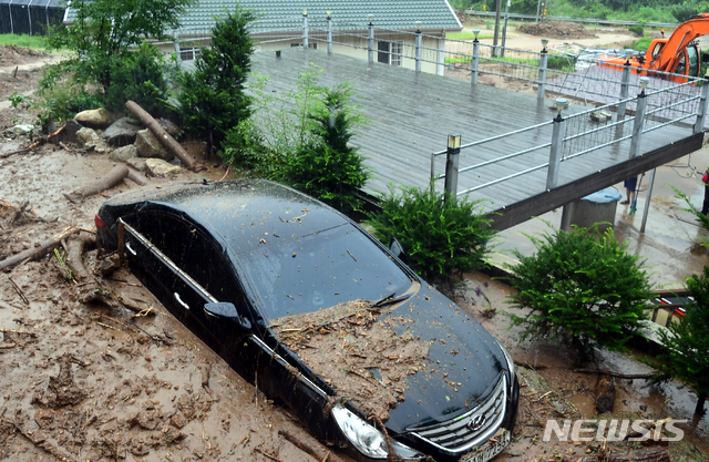 [화천=뉴시스] 김경목 기자 = 4일 오전 산사태경보와 호우경보가 발효 중인 강원도 화천군 사내면에 시간당 70.0㎜ 이상의 폭우가 쏟아지면서 토사 등이 피해가 속출했다. (사진=화천군청 제공) 2020.08.04.&nbsp;&nbsp; photo＠newsis.com