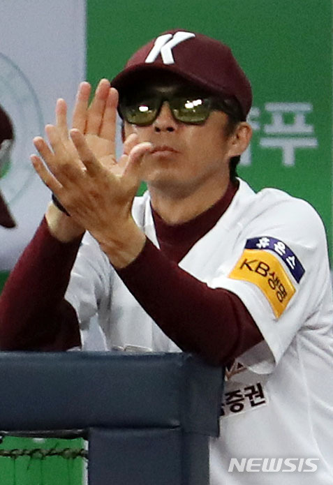 [서울=뉴시스]홍효식 기자 = 4일 오후 서울 구로구 고척스카이돔에서 열린 '2020 신한은행 SOL KBO리그' 키움 히어로즈 대 kt wiz의 경기, 5회말 무사 키움 손혁 감독이 박수치고 있다. 2020.08.04. yesphoto@newsis.com
