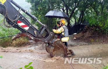 [양구=뉴시스] 김경목 기자 = 4일 오후 강원 양구소방서 구조대원이 양구군 남면 청리에서 침수 가옥 고립 노인을 포클레인 삽에 태워 안전한 곳으로 이동하고 있다. (사진=강원도소방본부 제공) 2020.08.04.&nbsp; photo＠newsis.com