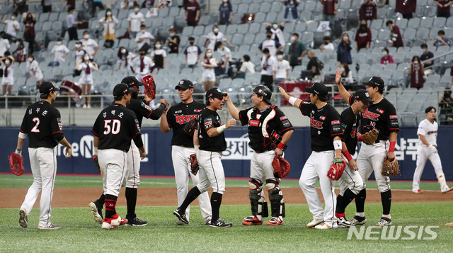 [서울=뉴시스]홍효식 기자 = 4일 오후 서울 구로구 고척스카이돔에서 열린 '2020 신한은행 SOL KBO리그' 키움 히어로즈 대 kt wiz의 경기, 4대 2로 승리한 kt 선수들이 자축하고 있다. 2020.08.04. yesphoto@newsis.com