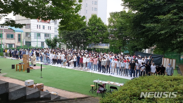 [청주=뉴시스] 임선우 기자 = 지난 달31일 충북 청주시 흥덕구 복대동 신율봉공원에서 열린 이슬람 종교행사. 지난 3~4일 청주에서 신종 코로나바이러스 감염증(코로나19) 확진 판정을 받은 우즈베키스탄인 5명이 이 행사에 참석한 것으로 알려졌다. (사진=청주흥덕경찰서 제공) 2020.08.05.&nbsp; photo@newsis.com 