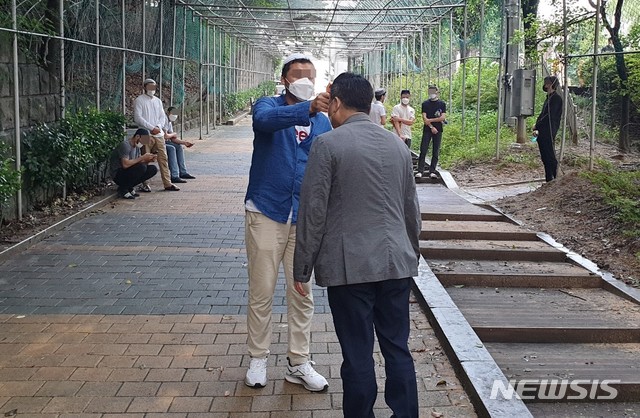 [청주=뉴시스] 임선우 기자 = 지난 달 31일 충북 청주시 흥덕구 복대동 신율봉공원에서 열린 이슬람 종교행사에서 주최 측이 참석자의 발열 여부를 검사하고 있다. 지난 3~4일 청주에서 신종 코로나바이러스 감염증(코로나19) 확진 판정을 받은 우즈베키스탄인 5명이 이 행사에 참석한 것으로 알려졌다. (사진=청주흥덕경찰서 제공) 2020.08.05.&nbsp; photo@newsis.com&nbsp; 