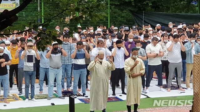 [청주=뉴시스] 임선우 기자 = 지난 달 31일 충북 청주시 흥덕구 복대동 신율봉공원에서 열린 이슬람 종교행사. 지난 3~4일 청주에서 신종 코로나바이러스 감염증(코로나19) 확진 판정을 받은 우즈베키스탄인 5명이 이 행사에 참석한 것으로 알려졌다. (사진=SNS 캡처) 2020.08.05.&nbsp; photo@newsis.com 