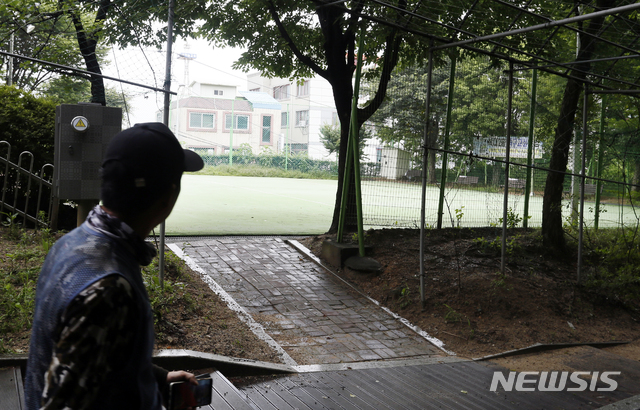 [청주=뉴시스] 인진연 기자 = 충북 청주에서 외국인발 신종 코로나바이러스 감염증(코로나19) 집단 감염이 확산하는 가운데 이슬람 종교행사가 열렸던 청주시 흥덕구 복대동 신율봉공원이 5일 한산한 모습을 보이고 있다. 지난 3~4일 청주에서 신종 코로나바이러스 감염증(코로나19) 확진 판정을 받은 우즈베키스탄인 5명이 이 행사에 참석한 것으로 알려졌다. 2020.08.05 inphoto@newsis.com