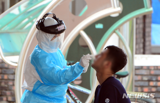 [청주=뉴시스] 인진연 기자 = 충북 청주에서 외국인발 신종 코로나바이러스 감염증(코로나19) 집단 감염이 확산하는 가운데 5일 청주 서원보건소 선별진료소에서 한 외국인이 코로나19 진단검사를 받고 있다. 청주시 4개 보건소는 이 행사에 참석한 340여명을 대상으로 코로나19 진단 검사를 진행하고 있다. 2020.08.05. inphoto@newsis.com