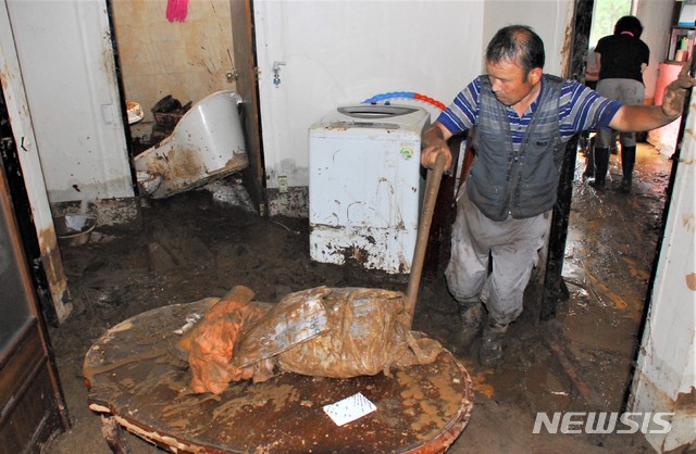 [충주=뉴시스]이병찬 기자 = 충북 충주시 엄정면 비석리 송석윤(55)씨 집에서 5일 수해복구 작업이 진행되고 있다. 배수로 막히면서 역류한 토사가 집 전체를 집어 삼켰다.2020.08.05.bclee@newsis.com