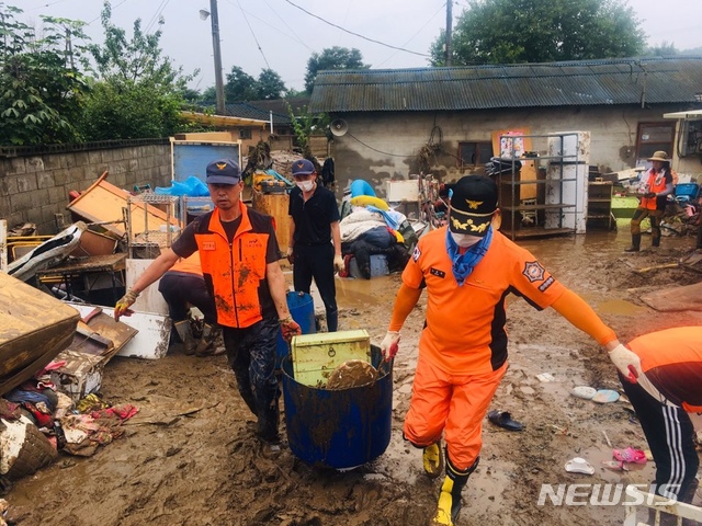 [천안=뉴시스]이종익 기자 = 충남 천안동남소방서 노종복 서장(오른쪽)이 5일 오전 지난 3일 집중호우로 주택 침수피해를 입은 천안시 동남구 목천면 소사리 마을에서 목천남여의용소방대원 등과 함께 피해복구 지원에 나서고 있다. 2020.08.05. 007news@newsis.com 