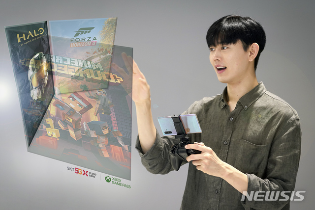 [서울=뉴시스]SK텔레콤 홍보모델이 T월드 매장에서 엑스박스 클라우드 게임을 즐기고 있다. SK텔레콤과 마이크로소프트는 클라우드 게임 사업 관련 글로벌 초협력을 선언한 지 1년여 만에 오는 9월 15일 엑스박스 클라우드 게임을 한국에 정식 출시한다. 양사는 출시를 맞아 게임 마케팅, 고객 서비스, 네트워크 운영 전반에서 협력을 이어간다. (사진=SK텔레콤 제공) 2020.08.05