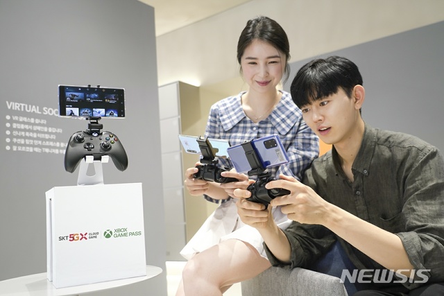 [서울=뉴시스]SK텔레콤 홍보모델이 T월드 매장에서 엑스박스 클라우드 게임을 즐기고 있다. SK텔레콤과 마이크로소프트는 클라우드 게임 사업 관련 글로벌 초협력을 선언한 지 1년여 만에 오는 9월 15일 엑스박스 클라우드 게임을 한국에 정식 출시한다. 양사는 출시를 맞아 게임 마케팅, 고객 서비스, 네트워크 운영 전반에서 협력을 이어간다. (사진=SK텔레콤 제공) 2020.08.05 