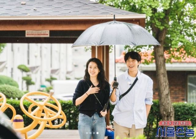 [서울=뉴시스] 한효주·이승기. (사진 = '서울촌놈' 공식 인스타그램 캡처) 2020.08.05. photo@newsis.com